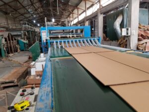 Xưởng sản xuất thùng carton của Tùng Phát được trang bị đầy đủ máy móc hiện đại